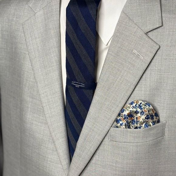 NEW! Roundtree & Yorke Blue and Gray Striped Tie - Picture 3 of 3